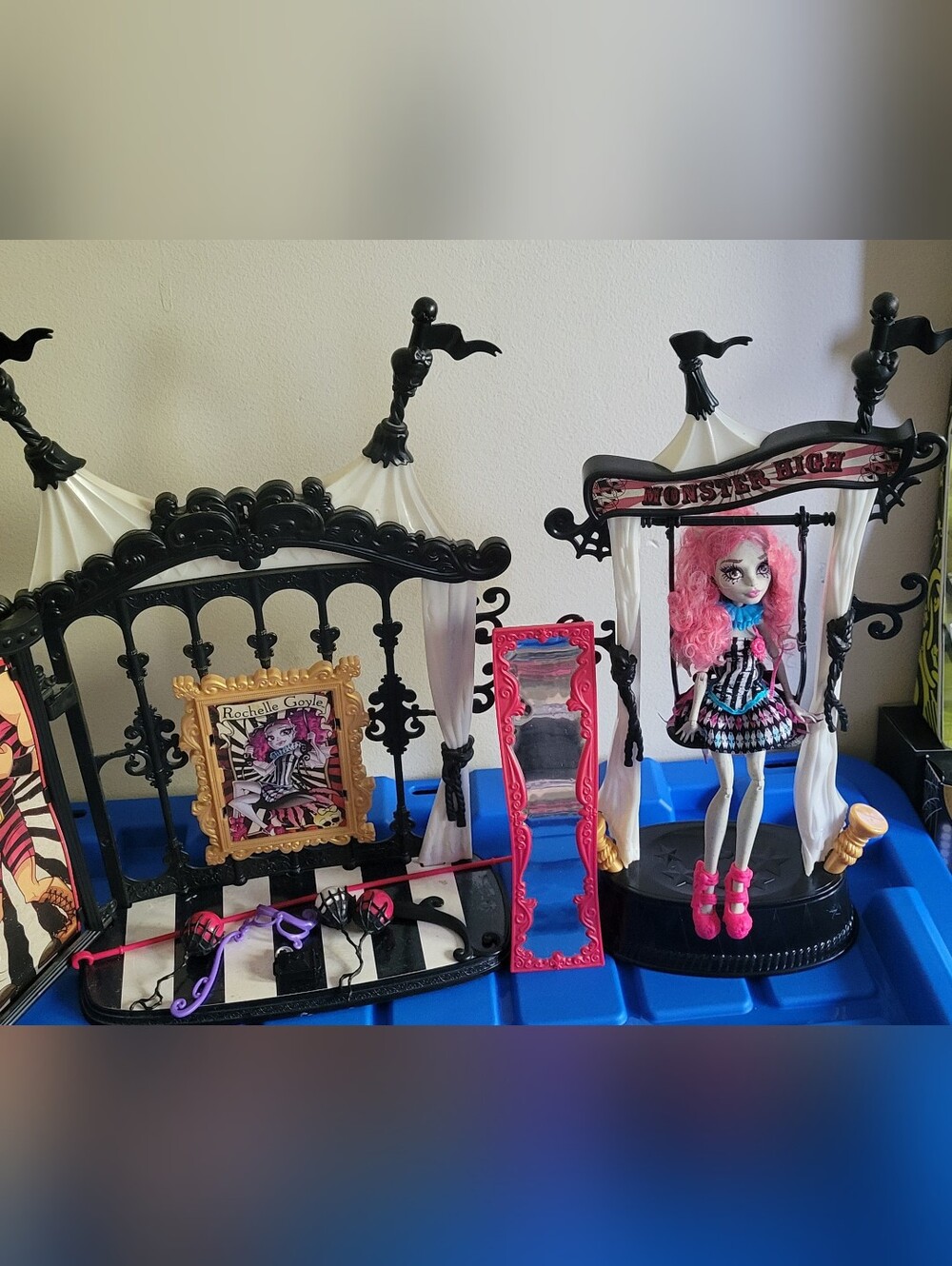 G1 Monster High Freak Du Chic Rochelle Goyle Scaregrounds With Accessories